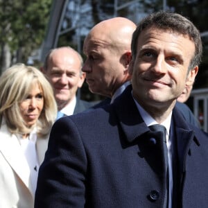 Le président de la République française, Emmanuel Macron accompagné de son épouse, Brigitte Macron, vote pour le premier tour de l'élection présidentielle au Touquet, France, le 10 avril 2022