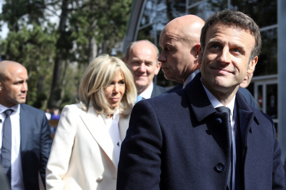 Le président de la République française, Emmanuel Macron accompagné de son épouse, Brigitte Macron, vote pour le premier tour de l'élection présidentielle au Touquet, France, le 10 avril 2022
