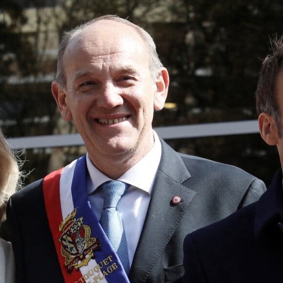 Le président de la République française, Emmanuel Macron accompagné de son épouse, Brigitte Macron, vote pour le premier tour de l'élection présidentielle au Touquet, France, le 10 avril 2022