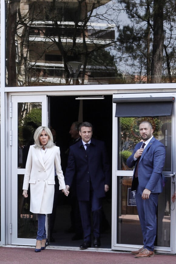 Le président de la République française, Emmanuel Macron accompagné de son épouse, Brigitte Macron, vote pour le premier tour de l'élection présidentielle au Touquet, France, le 10 avril 2022