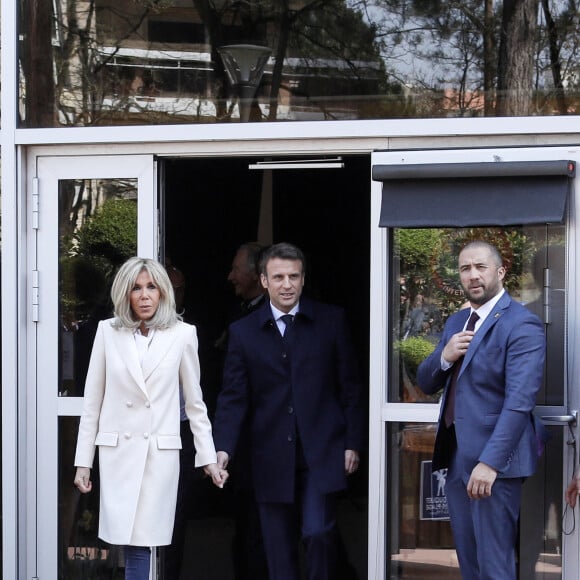 Le président de la République française, Emmanuel Macron accompagné de son épouse, Brigitte Macron, vote pour le premier tour de l'élection présidentielle au Touquet, France, le 10 avril 2022