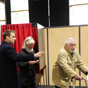 Le président de la République française, Emmanuel Macron accompagné de son épouse, Brigitte Macron, vote pour le premier tour de l'élection présidentielle au Touquet, France, le 10 avril 2022