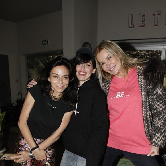 Sandra Sisley, Jennifer Ayache et Florentine Leconte - Vente "Hoodies" solidaire pour l'Ukraine et présentation de la nouvelle capsule "Be Yogi" au Tigre Yoga Club de Chaillot à Paris. Le 17 mars 2022 © Denis Guignebourg / Bestimage