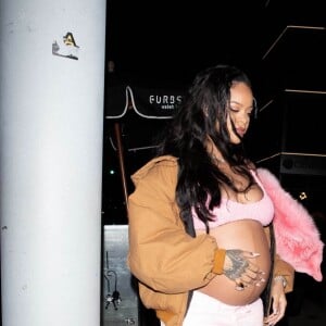 Rihanna a diné au restaurant "Nice Guy" à West Hollywood le 11 avril 2022. 