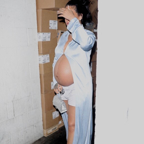 Rihanna enceinte a dîné dans un restaurant à Los Angeles le 8 avril 2022. 