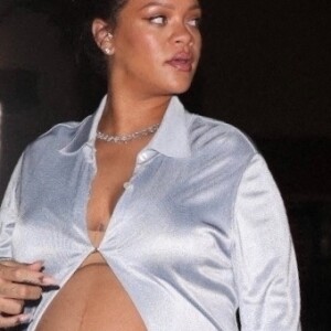 Rihanna enceinte va dîner dans un restaurant à Los Angeles