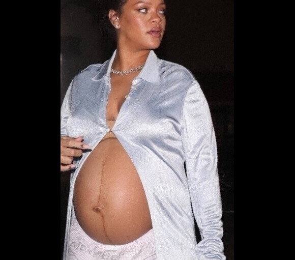 Rihanna enceinte va dîner dans un restaurant à Los Angeles