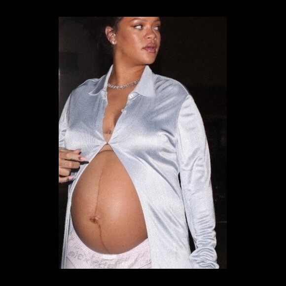 Rihanna enceinte va dîner dans un restaurant à Los Angeles