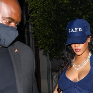 Rihanna enceinte quitte seule le restaurant Nobu à Los Angeles le 6 avril 2022. 