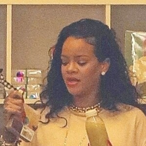 Rihanna enceinte et son compagnon A$AP Rocky achètent des livres pour bébés chez Paper Source à Los Angeles le 4 avril 2022. 