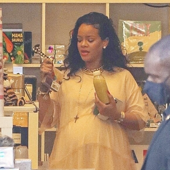 Rihanna enceinte et son compagnon A$AP Rocky achètent des livres pour bébés chez Paper Source à Los Angeles le 4 avril 2022. 