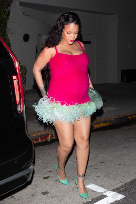 Rihanna, enceinte, porte une mini-robe rose vif avec des détails en fausse fourrure verte pour aller dîner chez Giorgio Baldi à Santa Monica, Los Angeles, Californie, Etats-Unis, le 2 avril 2022. 