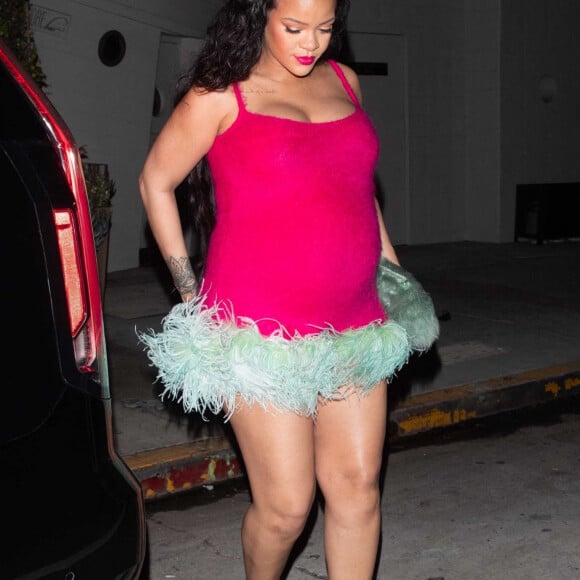 Rihanna, enceinte, porte une mini-robe rose vif avec des détails en fausse fourrure verte pour aller dîner chez Giorgio Baldi à Santa Monica, Los Angeles, Californie, Etats-Unis, le 2 avril 2022. 