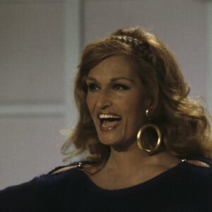 En France, à Paris, Dalida sur le plateau d'une émission le 14 avril 1982.