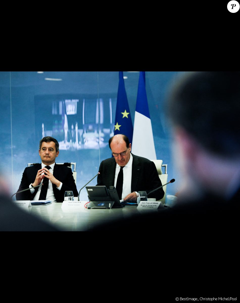 Gérald Darmanin, ministre de l'Intérieur, et Jean Castex, Premier ministre lors de la cellule de crise sur l'accueil des réfugiés ukrainiens en France au ministère de l'intérieur hôtel de Beauvau, à Paris, France, le 22 mars 2022.