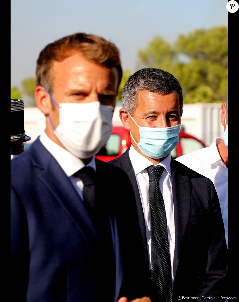 Gérald Darmanin, ministre de l'Intérieur - Le président Emmanuel Macron visite le SDIS (Service départemental d'incendie et de secours) et le siège des pompiers au Luc, près de Saint-Tropez le 17 août 2021. Des milliers de personnes évacuées ont passé une nouvelle nuit dans des structures d'accueil en raison de l'incendie qui ravage encore ce mercredi matin l'arrière-pays de Saint-Tropez