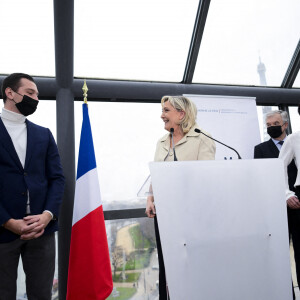 Marine Le Pen, candidate Rassemblement National (RN) à l'élection présidentielle, au côté de Jordan Bardella, présente ses voeux à la presse. Paris, le 26 janvier 2022.