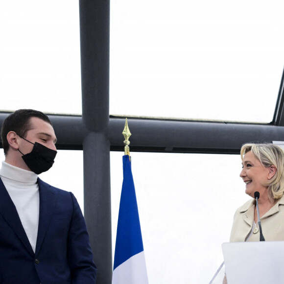 Marine Le Pen, candidate Rassemblement National (RN) à l'élection présidentielle, au côté de Jordan Bardella, présente ses voeux à la presse. Paris, le 26 janvier 2022.