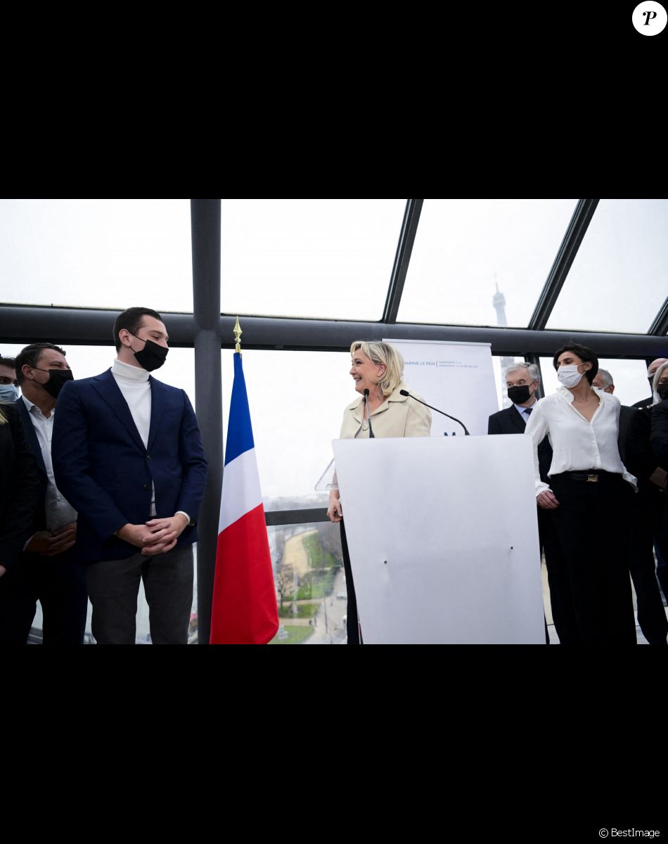 Marine Le Pen, candidate Rassemblement National (RN) à l'élection présidentielle, au côté de Jordan Bardella, présente ses voeux à la presse. Paris, le 26 janvier 2022.