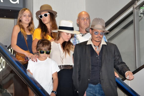 Johnny Depp, Jack Depp, Lily-Rose Depp et Amber Heard - Johnny Depp en famille à l'aéroport de Narita au Japon le 18 juillet 2013. © Future-Image/ZUMAPRESS.com / Bestimage