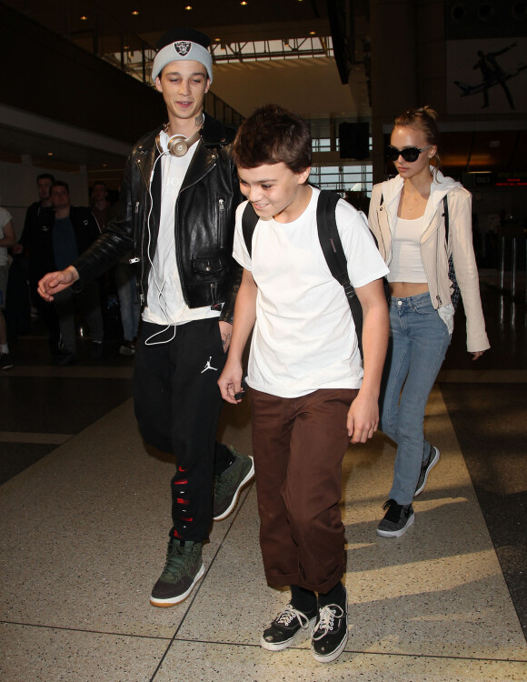 Vanessa Paradis arrive avec ses enfants Lily-Rose Depp et Jack Depp à l’aéroport de LAX à Los Angeles. Lily-Rose Depp est accompagnée de son petit ami Ash Stymest. Le 21 mars 2016