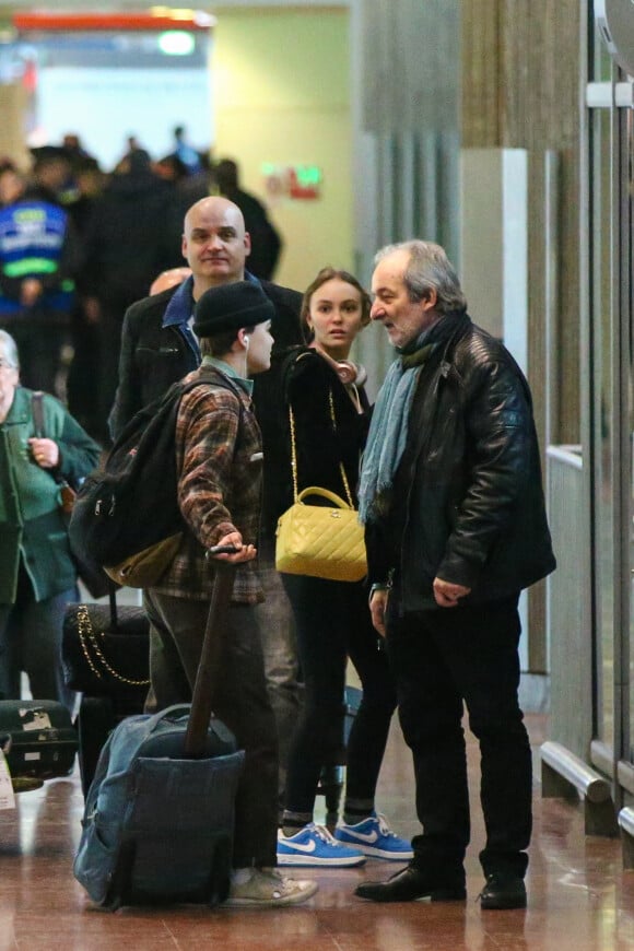 Exclusif - Vanessa Paradis vient chercher ses enfants Lily-Rose et Jack Depp à l'aéroport Roissy CDG, près de Paris le 19 mars 2017. Elle est accompagnée de son homme de confiance et chauffeur Philippe Fendt .G airport on march 19th, 2017.