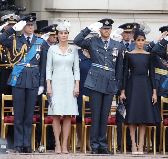 Le prince William, duc de Cambridge, Kate Catherine Middleton, duchesse de Cambridge, le prince Harry, duc de Sussex, Meghan Markle, duchesse de Sussex (habillée en Dior Haute Couture par Maria Grazia Chiuri) - La famille royale d'Angleterre lors de la parade aérienne de la RAF pour le centième anniversaire au palais de Buckingham à Londres. Le 10 juillet 2018