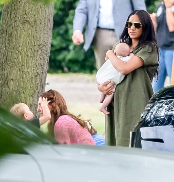 Meghan Markle, duchesse de Sussex, son fils Archie Harrison Mountbatten-Windsor et Catherine (Kate) Middleton, duchesse de Cambridge lors d'un match de polo de bienfaisance King Power Royal Charity Polo Day à Wokinghan, comté de Berkshire, Royaume Uni, le 10 juillet 2019.