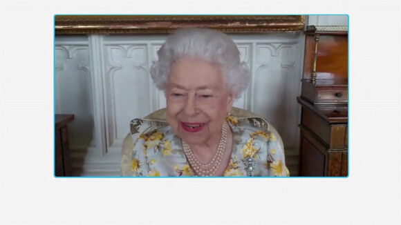 La reine Elisabeth II d'Angleterre inaugure l'unité Queen Elizabeth du Royal London Hospital par vidéoconférence depuis le château de Windsor, où la souveraine se repose depuis qu'elle a contracté le Covid-19 en février dernier. Elle fêtera son 96 ème anniversaire le 21 avril prochain. Le 11 avril 2022.