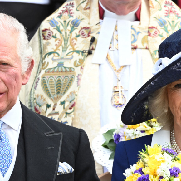 Le prince Charles, prince de Galles, et Camilla Parker Bowles, duchesse de Cornouailles, représentent la reine d'Angleterre en assistant au Royal Maundy Service à la chapelle St George de Windsor, le 14 avril 2022.