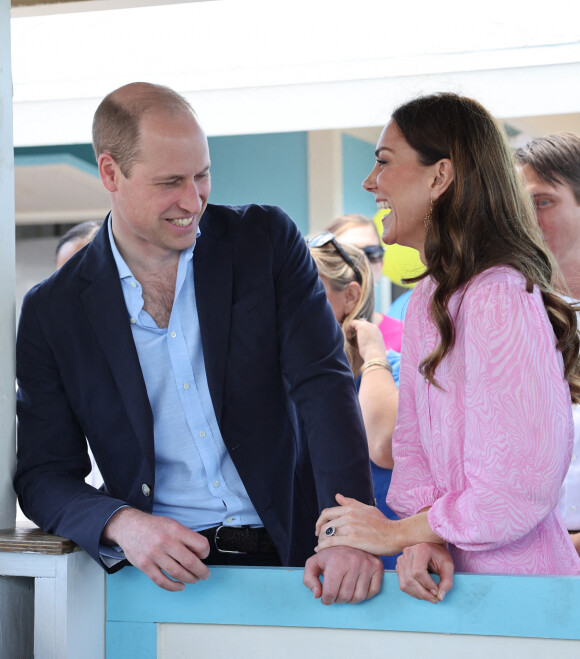 Le prince William, duc de Cambridge, et Catherine (Kate) Middleton, duchesse de Cambridge, visitent "Fish Fry" à Abaco, un lieu de rassemblement culinaire traditionnel des Bahamas qui se trouve sur toutes les îles des Bahamas, le huitième jour de leur tournée dans les Caraïbes au nom de la reine pour marquer son jubilé de platine. Abaco, le 26 mars 2022.