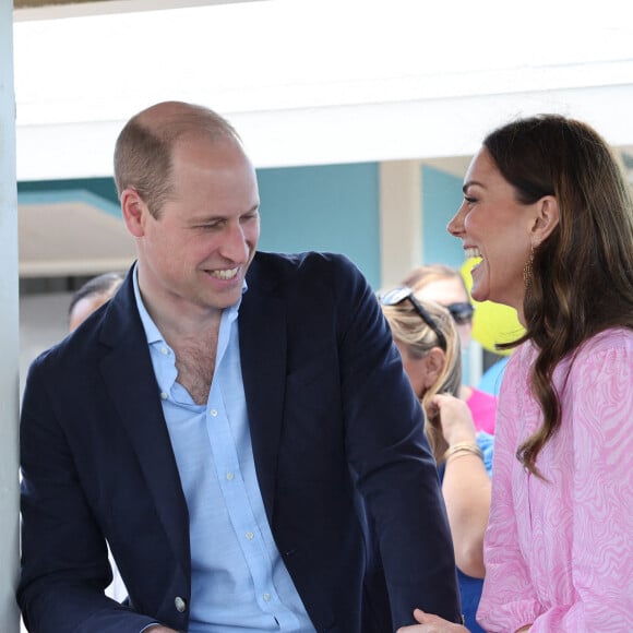 Le prince William, duc de Cambridge, et Catherine (Kate) Middleton, duchesse de Cambridge, visitent "Fish Fry" à Abaco, un lieu de rassemblement culinaire traditionnel des Bahamas qui se trouve sur toutes les îles des Bahamas, le huitième jour de leur tournée dans les Caraïbes au nom de la reine pour marquer son jubilé de platine. Abaco, le 26 mars 2022.