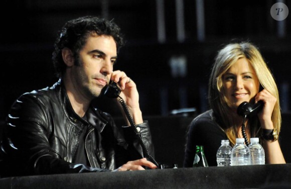 Jennifer Aniston et Sacha Baron Cohen lors du Téléthon pour Haïti à Los Angeles le 22 janvier 2010.