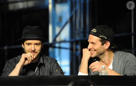 Justin Timberlake et Bradley Cooper lors du Téléthon pour Haïti à Los Angeles le 22 janvier 2010.