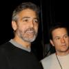 George Clooney et Mark Wahlberg lors du Téléthon pour Haïti à Los Angeles le 22 janvier 2010.