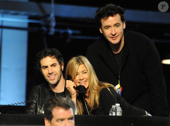 Jennifer Aniston, Sacha Baron Cohen et John Cusack lors du Téléthon pour Haïti à Los Angeles le 22 janvier 2010.
