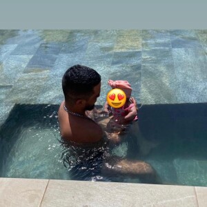 Slimane à la piscine avec sa fille sur Instagram