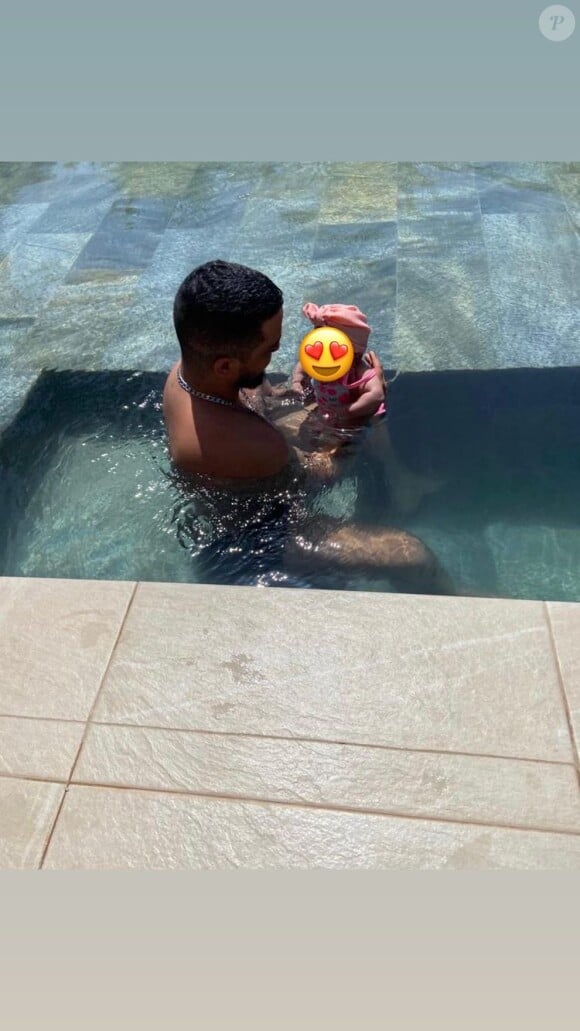 Slimane à la piscine avec sa fille sur Instagram