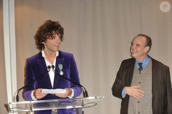Mika reçoit l'insigne de chevalier dans l'ordre des Arts et des Lettres des mains de Frédéric Mitterrand, à Cannes, le 24 janvier 2010 !