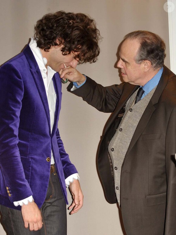 Mika reçoit l'insigne de chevalier dans l'ordre des Arts et des Lettres des mains de Frédéric Mitterrand, à Cannes, le 24 janvier 2010 !