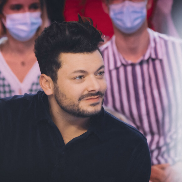 Exclusif - Kev Adams sur le plateau de l'émission TPMP (Touche pas à mon poste) diffusée en direct sur la chaine C8 le 15 février 2022. © Jack Tribeca / Bestimage 