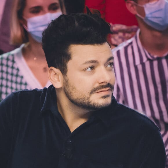 Exclusif - Kev Adams sur le plateau de l'émission TPMP (Touche pas à mon poste) diffusée en direct sur la chaine C8 le 15 février 2022. © Jack Tribeca / Bestimage 