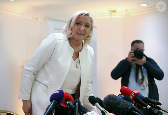 Marine Le Pen, candidate au second tour de l'élection présidentielle, donne une conférence de presse pour présenter son projet de politique internationale à Paris, le 13 avril 2022.