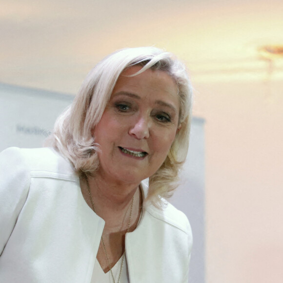 Marine Le Pen, candidate au second tour de l'élection présidentielle, donne une conférence de presse pour présenter son projet de politique internationale à Paris, le 13 avril 2022.