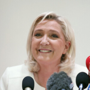 Marine Le Pen, candidate au second tour de l'élection présidentielle, donne une conférence de presse pour présenter son projet de politique internationale à Paris, le 13 avril 2022.