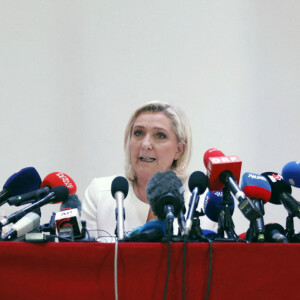 Marine Le Pen, candidate au second tour de l'élection présidentielle, donne une conférence de presse pour présenter son projet de politique internationale à Paris, le 13 avril 2022.