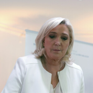 Marine Le Pen, candidate au second tour de l'élection présidentielle, donne une conférence de presse pour présenter son projet de politique internationale à Paris, le 13 avril 2022.