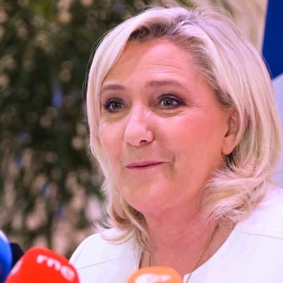 Marine Le Pen, candidate au second tour de l'élection présidentielle, donne une conférence de presse pour présenter son programme international au Salon Hoche à Paris, le 13 avril 2022. Cet événement a notamment été interrompu par une militante du collectif "Ibiza" tandis que des militants de Sos Racisme manifestaient à l'extérieur. © Federico Pestellini / Panoramic / Bestimage