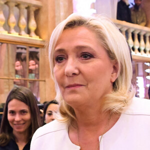 Marine Le Pen, candidate au second tour de l'élection présidentielle, donne une conférence de presse pour présenter son programme international au Salon Hoche à Paris, le 13 avril 2022. Cet événement a notamment été interrompu par une militante du collectif "Ibiza" tandis que des militants de Sos Racisme manifestaient à l'extérieur. © Federico Pestellini / Panoramic / Bestimage