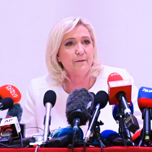 Marine Le Pen, candidate au second tour de l'élection présidentielle, donne une conférence de presse pour présenter son programme international au Salon Hoche à Paris, le 13 avril 2022. Cet événement a notamment été interrompu par une militante du collectif "Ibiza" tandis que des militants de Sos Racisme manifestaient à l'extérieur. © Federico Pestellini / Panoramic / Bestimage